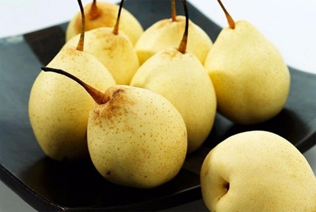 Những quả lê dù bị xử lý bằng hóa chất như thế này dù có được rửa kỹ như thế nào đi chăng nữa thì sẽ đôi khi vẫn có mùi hôi và nồng khi làm nước ép. Loại lê này cũng dễ hỏng, không để được lâu. Ảnh: cooky.