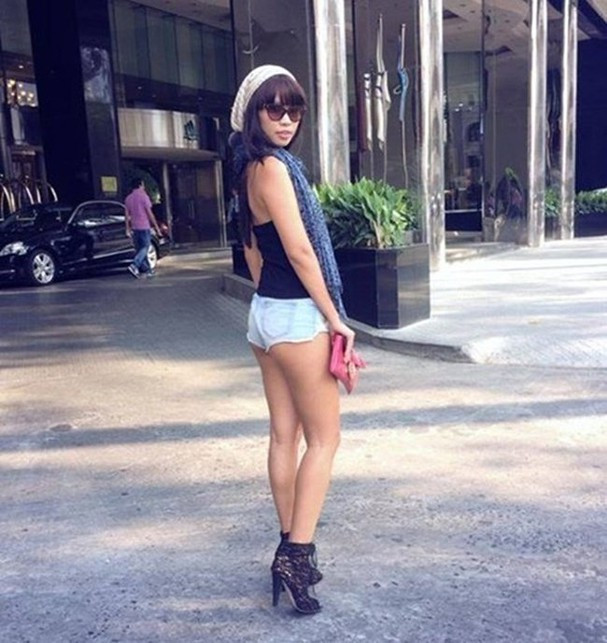 Nổi tiếng với cơ thể bốc lửa nên Hà Anh không thể bỏ qua chiếc quần short jean ngắn “khoe mông” này. Ảnh: baonghean.