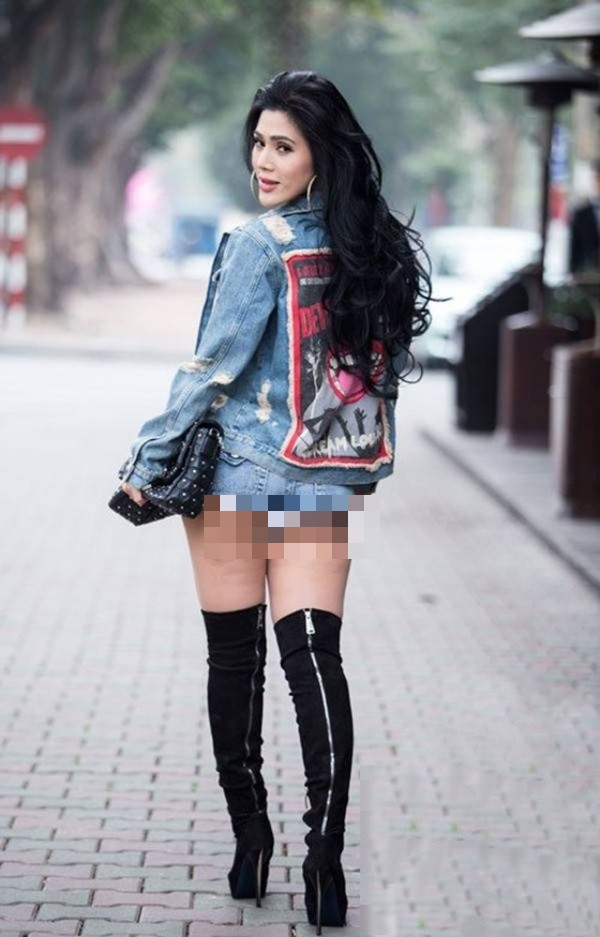 Maria Đinh Phương Ánh diện quần siêu ngắn, lộ nửa vòng mông xuống phố. Ảnh: vietgiaitri.