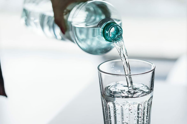 Uống nước ngay trước hoặc sau bữa ăn cũng là sai lầm rất nhiều người mắc phải. Ảnh: toiimg.