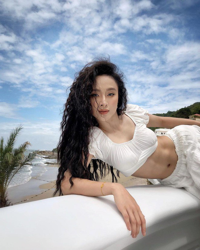 Angela Phương Trinh mặc áo crop top, để lộ vùng bụng với từng khối cơ nổi rõ ràng vô cùng sexy. Ảnh: giadinh.