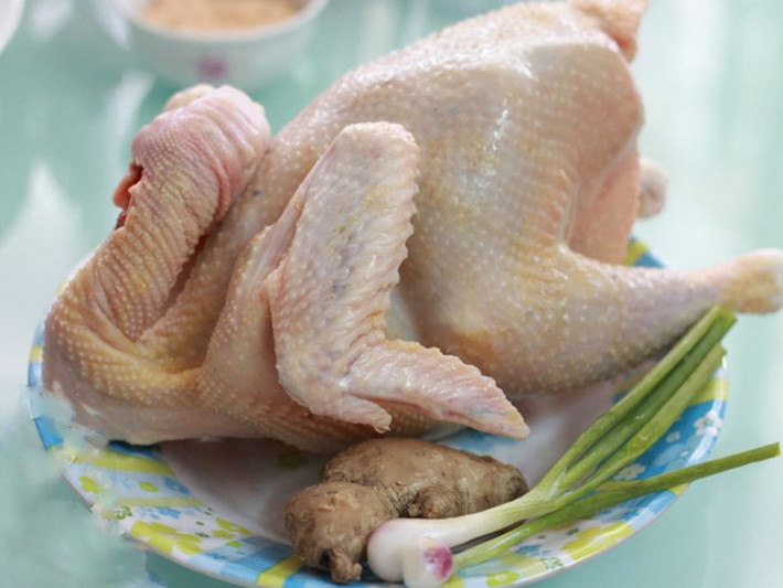 Do đó, khi mua thịt gà, nếu thấy da gà căng bóng, thớ thịt dày, bở thì không nên mua bởi rất có thể thịt bị bơm hóa chất. Ảnh: vuonalan.