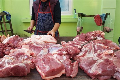 Đặc biệt, khi chế biến thịt lợn bị tiêm thuốc sẽ ra nhiều nước, miếng thịt tóp lại, không có hương vị đặc trưng của thịt, mau bị ôi thiu. Ảnh: laodong.