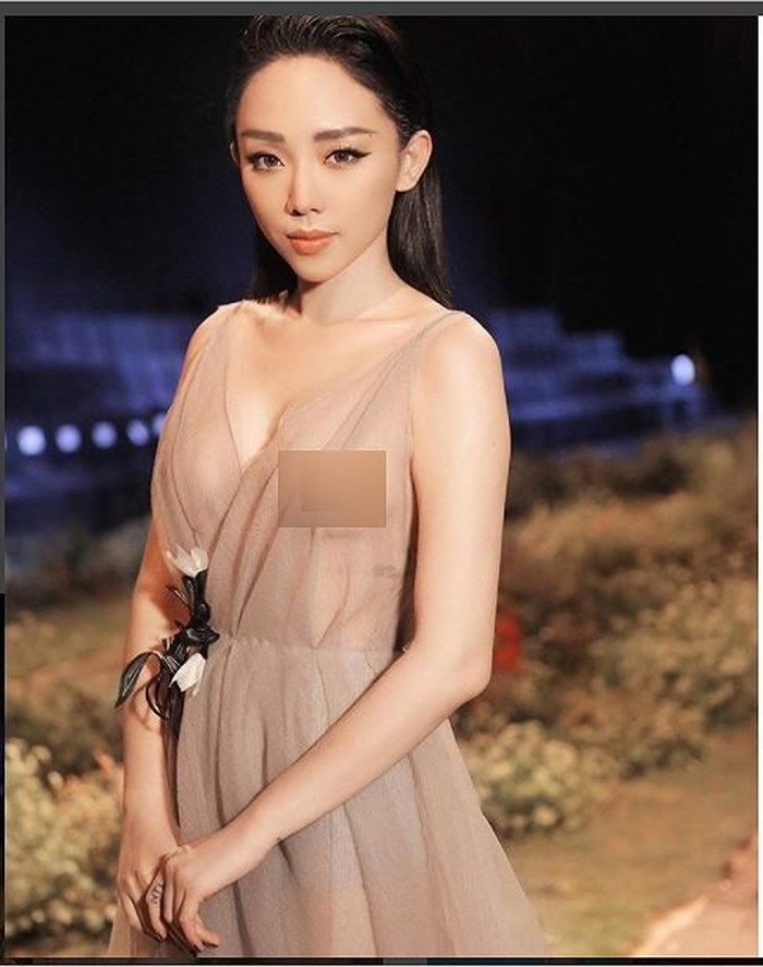 Tóc Tiên xinh đẹp, quyến rũ nhưng lại kém sang vì lộ miếng dán ngực, tất cả cũng chỉ vì bộ đầm xuyên thấu màu nude mà cô lựa chọn. Ảnh: bestie.