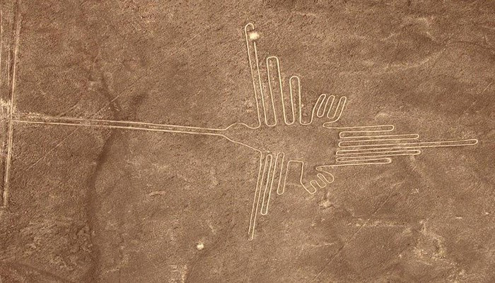Được tạo ra bởi văn hóa Nazca cổ đại ở Nam Mỹ, các hình vẽ phong phú và độc đáo. Hơn 800 đường thẳng nằm ở khu vực đồng bằng ven biển, một số dài tới 48 km. Hơn 300 hình khối khác nhau như tam giác, chữ nhật, hình thang, xoắn ốc, mũi tên, lượn sóng cũng được tìm thấy. Ảnh: Atlasobscura.