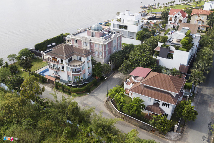 Dự án Thảo Điền Sapphire, có tên gọi là HOLM Residences, số 145 Nguyễn Văn Hưởng là khu biệt thự mới nhất được cấp phép. Quy mô dự án gồm 30 căn biệt thự cao 3 tầng, giáp sông Sài Gòn. Thời điểm năm 2017, khi bị phạt do dính nhiều sai phạm trong xây dựng, các căn biệt thự được rao bán từ 45 tỷ đến trên 100 tỷ đồng/căn.