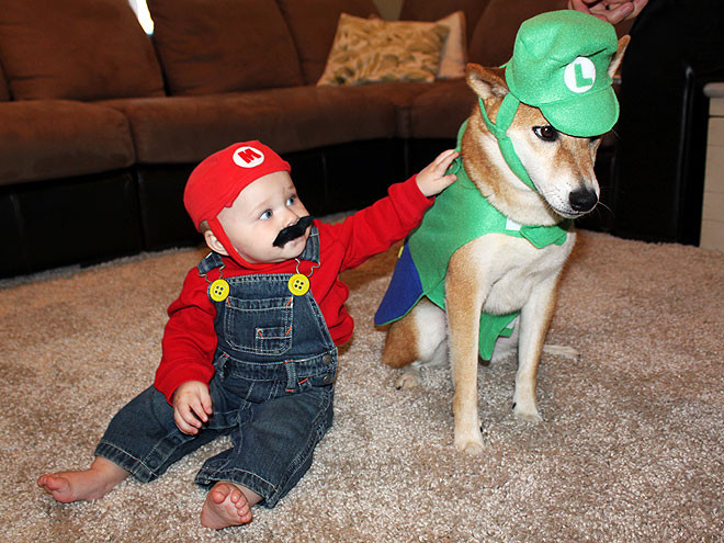 Chú bé và người bạn thân thiết đều được mặc trang phục Halloween ngộ nghĩnh.