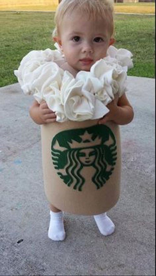 Có khi bé được mẹ biến thành cốc cà phê Starbucks nổi tiếng hấp dẫn như thế này.