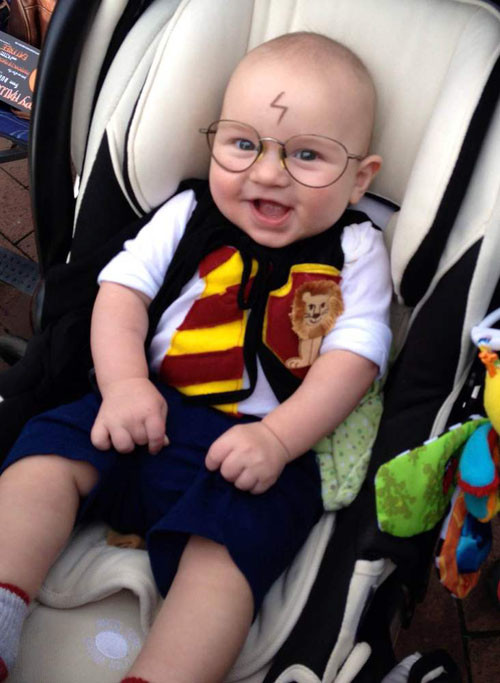 Em bé cười tươi khi được mẹ hóa trang thành nhân vật Harry Potter nổi tiếng.