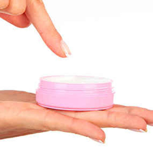 Dùng kem bôi. Không phải tất cả các loại kem sẽ chữa lành vết zona thần kinh, những loại kem có mùi thơm thường sẽ gây kích ứng. Bạn hãy dùng loại kem nhẹ nhàng như calamine lotion để làm dịu các cơn ngứa tại tổn thương da.