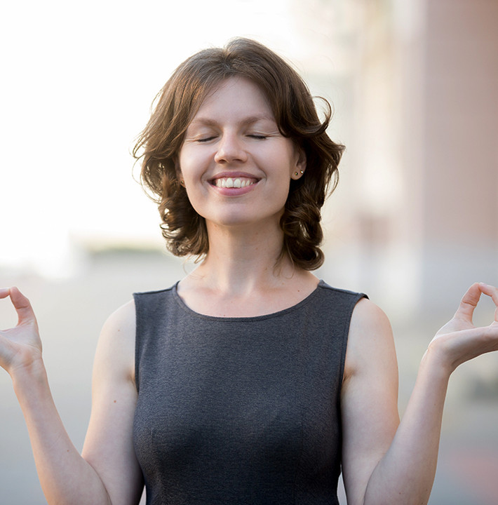 2. Điều chỉnh stress và chế độ ăn uống. Mặc dù căng thẳng không gây ra mụn trứng cá trực tiếp nhưng nó sẽ làm trầm trọng thêm những vết mụn này, có thể vì căng thẳng kéo dài gây ảnh hưởng đến hệ thần kinh, khiến cơ thể sản sinh nội tiết tố androgen, gây ra cortisol và steroid, kích thích tuyến bã nhờn hoạt động mạnh hơn.