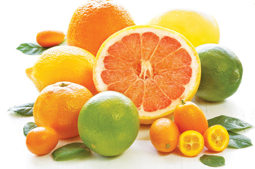 Trong trường hợp này, bạn hãy thay đổi chế độ ăn uống. Thêm vào bữa ăn vitamin C giúp chống oxy hoá và giảm thiệt hại các tế bào. Hoa quả màu sắc như trái cây họ cam quýt, ớt chuông, cà chua và quả mọng cũng đều cung cấp tái tạo collagen cho làn da trẻ.