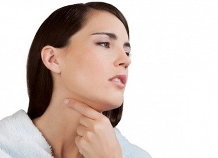Phụ nữ trung niên luôn luôn bị ám ảnh bởi nhiều nếp nhăn, không chỉ ở mặt mà còn ở cổ. Chúng ta không thể quay ngược thời gian, nhưng chúng ta lại có thể chăm sóc da cổ để nó căng mịn trẻ trung hơn.