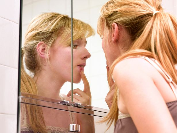 Mụn cóc sinh dục herpes điều trị ung thư da. Các nhà khoa học đã tạo ra một hình thức biến đổi gen của virus herpes để điều trị ung thư da và đang hy vọng nó có thể chữa được các loại ung thư khác. Virus này chui vào các tế bào ung thư và nhân đôi bên trong chúng khiến các tế bào này nổ tung và chết.