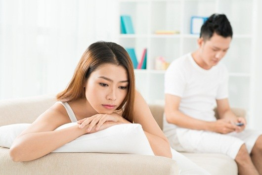 Thứ nhất, những phụ nữ này không muốn ly hôn vì quen với cuộc sống hôn nhân tẻ nhạt, không có can đảm để thay đổi. Những người phụ nữ có tâm lý này, ta có thể nói họ vừa có sự trung thành vừa có sự cố chấp, tiền đề cần thiết là họ phải gặp một người đàn ông tốt khác.