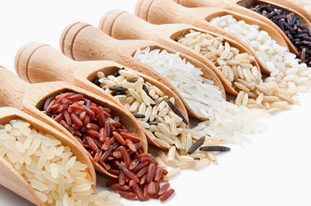 Vì gạo trắng được trồng khắp nơi trên thế giới nên nó có giá thành rẻ nhất. Nguyên nhân thứ hai là nó để được lâu cho nên phí vận chuyển thấp và dễ dàng đến khắp mọi nơi trên thế giới.