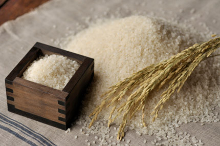 Gạo trắng. Là loại gạo phổ biến cho bữa cơm hàng ngày, nhất là với người dân châu Á. Chỉ qua một quá trình xay xát và loại bỏ vỏ để cho ra một loại hạt trắng đục. Thế nhưng đây là loại gạo có giá trị dinh dưỡng thấp nhất so với gạo đỏ và gạo nâu.