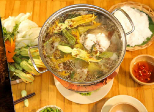 Nước lèo kiến vàng vô cùng đặc trưng. Thưởng thức nóng hổi khiến người ăn phải xuýt xoa, ăn một miếng lại muốn dùng thêm.
