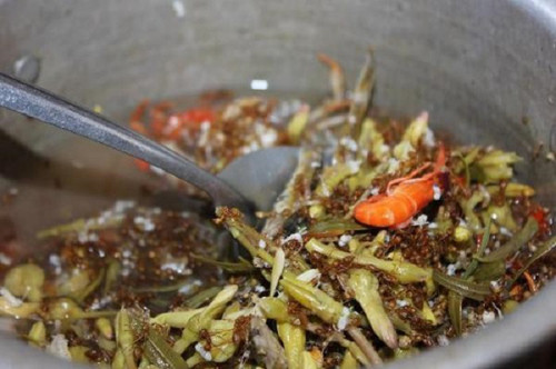 Canh chua là món ngon từ kiến vàng rất được người Ê Đê chuộng dùng. Kiến sẽ được nấu chua với cá hoặc lá giang.