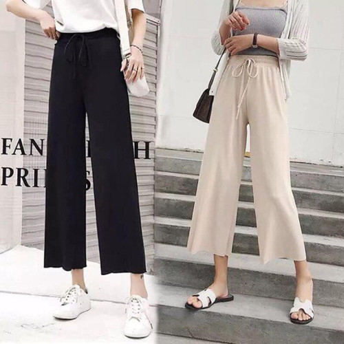 So với quần ống suông cạp khóa, quần ống suông cạp chun năm nay được ưa chuộng hơn. Điều này có lẽ bắt nguồn từ việc phần cạp chun dễ mặc, co giãn tốt. Chị em vòng 2 to hay nhỏ đều có thể mặc vừa.