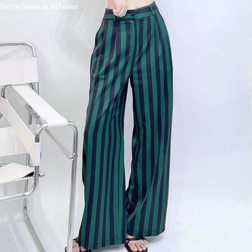 Bạn nên chọn quần ống suông cotton họa tiết sọc dọc xanh trắng. Họa tiết này mang tới hiệu ứng thị giác chân như dài hơn. Họa tiết kẻ sọc cũng dễ phối đồ, vừa giúp quần có vẻ cứng cáp, tránh cảm giác ăn mặc lôi thôi.