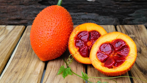 Gấc. Gấc phổ biến ở các nước Đông Nam Á, có hình tròn hoặc thuôn dài. Khi cắt ra, phần thịt đỏ rất giàu beta-carotene, hạt được ví như những chú rùa gỗ. Gấc không ăn trực tiếp, thường được làm thuốc, ép dầu hoặc chế biến thành các món ăn.