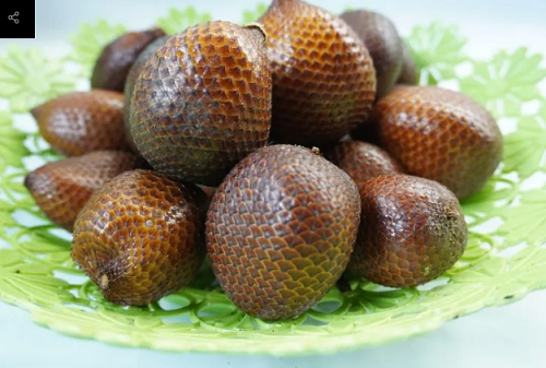 Trái mây. Trái mây thuộc họ cau dừa, chi Salacca hay còn gọi là chi sa lắc, có nguồn gốc từ Indonesia. Đây là loài cây mọc dạng bụi, có nhiều gai, quả mây thường mọc dưới gốc. Phần vỏ giống như lớp da rắn.