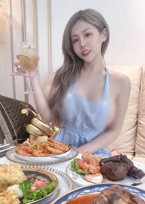 Bikini là một lựa chọn khác rất được các hot girl yêu thích khi vào bếp khoe dáng.