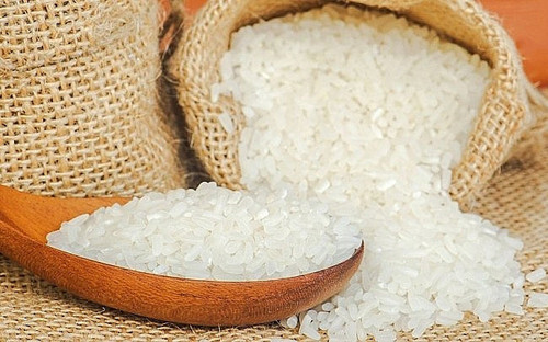Thi thoảng, bạn có thể tận dụng gạo để vệ sinh cối xay cà phê. Bằng cách cho nửa cốc gạo vào trong hộp xay rồi bật máy trong vòng 1 phút, gạo sẽ hút mùi cà phê. Đồng thời gạo làm sạch, mài sắc lưỡi dao cho những lần dùng tiếp theo.