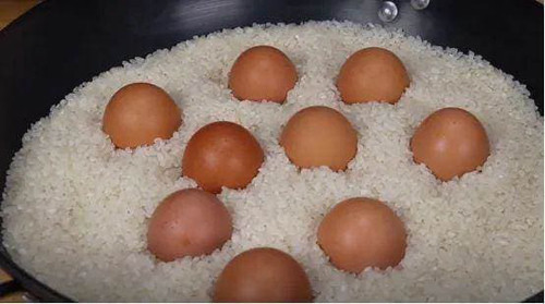 Ngoài cách bảo quản trứng trong tủ lạnh, bạn có thể cho trứng vào thùng gạo để giữ trứng tươi lâu. Lưu ý, đặt đầu to của trứng hướng lên trên, đầu nhỏ hướng xuống dưới. Những hạt cám nhỏ sẽ phát huy tác dụng chặn lỗ khí trên vỏ trứng, ngăn ngừa vi khuẩn thâm nhập vào trứng.