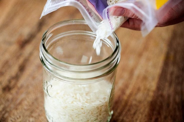 Cụ thể, gạo có khả năng hút ẩm rất tốt. Đặt bát gạo vào tủ, chúng sẽ hút ẩm dư thừa, ngăn ngừa tình trạng nấm mốc, bảo vệ quần áo rất tốt.