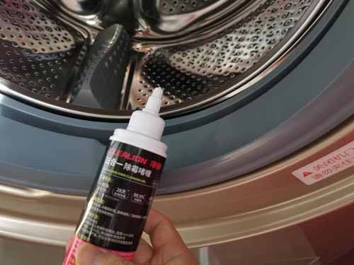 Bên cạnh đó, bạn nên sắm một lọ gel tẩy mốc để vệ sinh phần gioăng cửa. So với loại xịt tẩy mốc, gel tẩy mốc ở dạng gel trong suốt, ít bay hơi, ít mùi, có thể bám vào vết mốc lâu nên khả năng tẩy mốc mạnh và thuận tiện hơn. Loại gel này còn có thể áp dụng để tẩy mốc ở các vị trí như gioăng cửa tủ lạnh, mép cửa tủ bếp,...