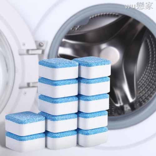 Ngoài cách nhờ thợ đến vệ sinh, bạn có thể tận dụng các viên sủi dành cho máy giặt. Quá trình sủi, hoạt chất trong chúng sẽ lấy đi lượng chất bẩn tồn đọng.