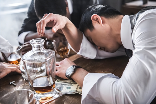 1. Uống rượu. Uống rượu bia, cồn được hấp thụ nhanh vào máu qua niêm mạc dạ dày và ruột. Chỉ 10% lượng cồn đào thải qua đường mồ hôi, hơi thở, nước tiểu, 90% còn lại đi thẳng qua gan, khiến gan nhiễm độc nặng nề, không thể phục hồi.