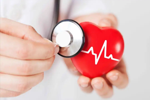 Dấu hiệu lão hóa quan trọng khác là chức năng tim ngày càng kém đi. Thực vậy, cơ thể chúng ta là tập hợp của những tế bào tạo thành. Khi cơ thể già đi, chức năng của những tế bào cũng bị suy yếu dần. Sự suy yếu của những tế bào tác động đến não bộ và các cơ quan nội tạng như tim. Hậu quả là bạn sẽ dễ cảm thấy đuối sức, không chịu được vận động gắng sức...