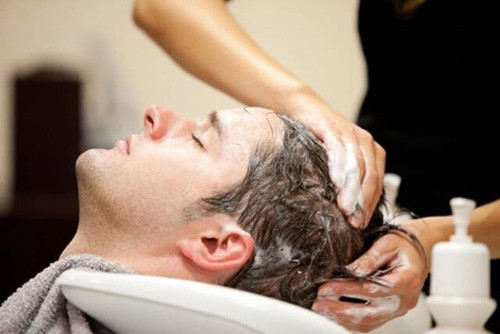 Thật vậy, gội đầu làm giảm lượng dầu tự nhiên trên tóc, khiến tóc không chỉ bị khô mà còn dễ gây rụng. Tóc rụng nhiều khiến bạn dễ bị hói, vẻ ngoài trông già hơn rất nhiều.