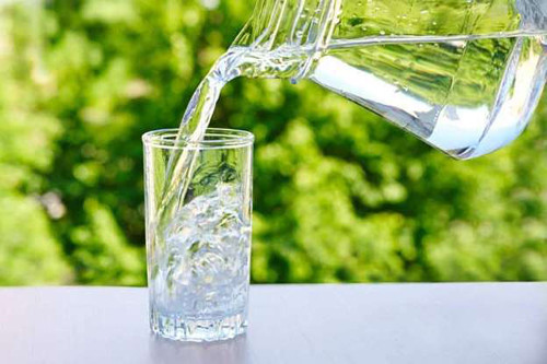 Thứ hai, khoang miệng chứa lượng vi khuẩn khổng lồ, trong đó gồm cả vi khuẩn có lợi. Hơn nữa, vi sinh vật trong khoang miệng không dễ “trôi” vào dạ dày chỉ bằng cách uống nước. Đó là lý do vì sao chúng ta phải đánh răng, xúc miệng hàng ngày mới có thể giữ được bề mặt răng sạch sẽ, khỏe mạnh.