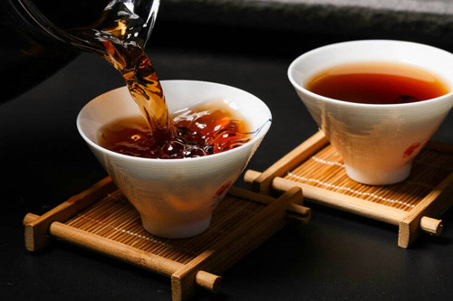 Trà để qua đêm. Trà để qua đêm dễ tích tụ kiềm. Những người chức năng đường tiêu hóa yếu, uống trà để qua đêm sẽ kích thích dạ dày, sinh ra cảm giác khó chịu. Hơn nữa, trà để qua đêm sẽ hao hụt dưỡng chất, dễ bị ôi thiu, biến chất.