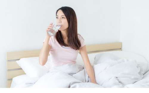 Uống nước buổi sáng còn giúp chống táo bón. Làm được điều này là bởi nước kích thích nhu động ruột, giữ ẩm ruột, làm mềm phân, thúc đẩy bài tiết.