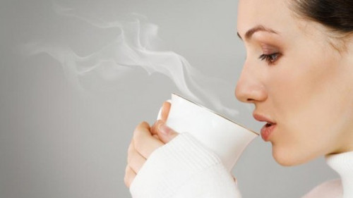 Trong khi đó, uống nước quá lạnh khi bụng đói có thể kích thích quá mức sự co thắt của cơ thực quản, đường tiêu hóa. Lâu dài dễ gây ra các tình trạng khó chịu như đầy bụng, đau bụng, đặc biệt với những người mắc các bệnh về đường tiêu hóa.