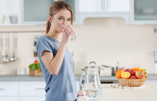 Không những vậy, uống nước ấm sau khi thức dậy còn giúp giảm độ nhớt máu. Nước chiếm tới 85% thành phần máu. Ngủ giấc dài không bổ sung khiến cơ thể thiếu nước, máu trở nên “đặc”. Một ly nước buổi sáng có tác dụng làm loãng máu, giúp máu lưu thông tốt hơn, đồng thời đào thải chất độc hại trong cơ thể ra ngoài.