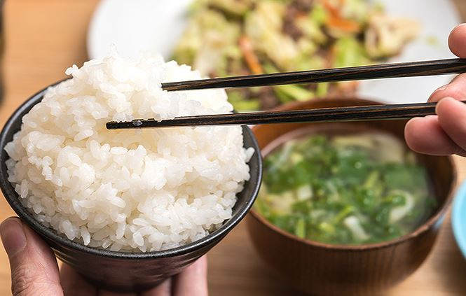 Để tốt cho sức khỏe, tốt nhất nên ăn bao nhiêu nấu bấy nhiêu. Nếu thừa, cơm chỉ nên để tủ lạnh và ăn trong ngày.