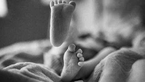 2. Em bé lùn nhất. Nếu như Babe khiến người khác choáng ngợp bởi kích thước quá khổ thì Nisa Juarez lại nhỏ bé đến mức đáng thương. Do sinh non khi bào thai mới 108 ngày tuổi, Nisa chỉ dài vỏn vẹn 24cm, nặng 320g. May mắn thay kỳ tích đã xảy ra, Nisa được xuất viện 5 tháng sau đó vào ngày 6/12/2002.