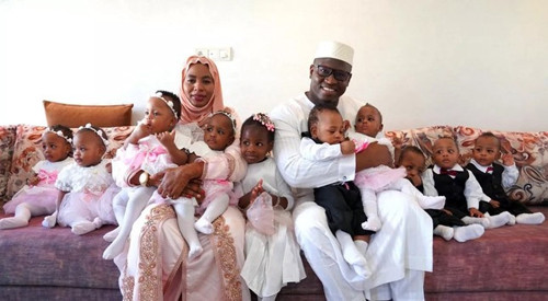 7. Kỷ lục đa sinh nhiều nhất thế giới. Năm 2021, bà mẹ Halima Cissé (Malian) hạ sinh thành công 9 em bé trong 1 lần mang thai. Được biết, người mẹ thực hiện phương pháp sinh mổ sau 30 tuần mang thai vào ngày 6/5/2021.