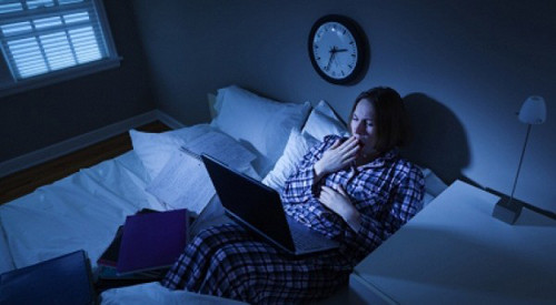 Thức khuya. Giấc ngủ ban đêm là thời điểm vàng để thận nghỉ ngơi, điều chỉnh và sửa chữa. Thức khuya làm việc khiến thận không được nghỉ ngơi đầy đủ, làm tăng gánh nặng cho thận. Duy trì thói quen hại thận này quá lâu sẽ khiến chức năng thận suy giảm.