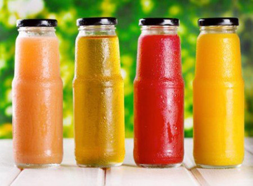 3. Nước trái cây đóng chai. Trong các quảng cáo, nhà sản xuất thường lồng ghép thông điệp nước trái cây đóng chai là thực phẩm lành mạnh, cung cấp năng lượng cần thiết cho cơ thể.