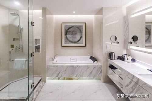 Tuy vậy, thùng rác không nắp là vật không nên đặt trong phòng tắm. Nguyên nhân bởi khăn giấy dùng sau khi đi vệ sinh có nhiều vi khuẩn và chất bẩn.