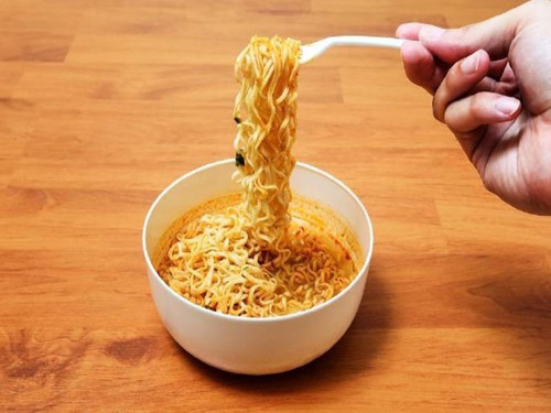 Theo hàm lượng natri niêm yết trên bao bì, một gói mì ăn liền có thể chứa 2000-3000mg. Trong đó, vắt mì chứa 30% natri và gói gia vị, nước sốt chứa 70%. Chỉ cần ăn 1 gói mì ăn liền là đủ hoặc thừa lượng muối cần thiết trong một ngày.