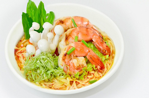 Khi nấu mì, bạn nên thêm các loại rau xanh, cà rốt, bông cải xanh,... Những thực phẩm này cung cấp chất xơ, vitamin dồi dào, giúp dinh dưỡng bữa ăn toàn diện hơn.