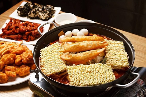Lý do khác không nên ăn nhiều mì ăn liền là lượng muối trong chúng khá cao. Theo Tổ chức Y tế Thế giới, một người trưởng thành nên tiêu thụ dưới 2000mg natri (tương đương với dưới 5g muối) mỗi ngày.